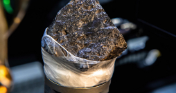 Marsa meteorīts “Melnā skaistule”. Pētot Marsa meteorītu, atklāti minerāli, kas liecina, ka dzīvība uz Marsa spējusi eksistēt tieši pirms nepilniem četriem miljardiem gadu. Marsa meteorīts “Melnā skaistule”. Pētot Marsa meteorītu, atklāti minerāli, kas liecina, ka dzīvība uz Marsa spējusi eksistēt tieši pirms nepilniem četriem miljardiem gadu.