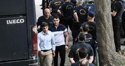 Apsūdzētie futbola kluba "PAOK" līdzjutēji ierodas uz tiesu. 