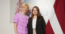 Silvija Reinberga (no labās), kuru izglītības un zinātnes ministre Anda Čakša izvēlējusies parlamentārās sekretāres amatam, līdz šim bijusi komunikācijas vadītāja partijā "Jaunā Vienotība", bet pirms tam reportiere ziņu aģentūrā LETA.