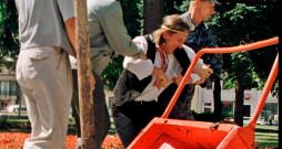 Aļess Puškins 1999. gadā. Viņa zināmākā performance bija kūtsmēslu izgāšana pie Lukašenko administrācijas.