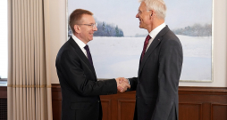 Valsts prezidents Edgars Rinkēvičs (no kreisās) pēc tikšanās ar Ministru prezidentu Krišjāni Kariņu: "Es gaidu rezultātu un skaidrību līdz augusta vidum. Tagad neredzu nepieciešamību procesā iesaistīties."