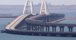 Pirmdienas rītā pēc sprādzieniem bojāts Krimas tilts, kas Krievijas varasiestādēm lika apturēt autotransporta kustību starp anektēto Krimas pussalu un Krasnodaras novadu Krievijā.