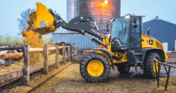 'John Deere' jaunais kompaktais iekrāvējs.