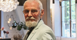Raimonds Bartaševičs savā darbavietā interjera dizaina salonā “Trentini” Rīgas Klusajā centrā 2023. gada 11. jūlijā.