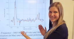 Pētniece Karina Šķirmante rāda, kā izskatās faii, kuros ietrakstīts komētu starojums.