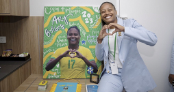 Brazīlijas izlases spēlētājas viesnīcā Brisbenā sagaidītas ar personalizētām gleznām.