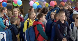Baltkrievijas Sarkanais Krusts līdzdarbojies Ukrainas bērnu deportācijā (kadrs no Baltkrievijas propagandas ziņu sižeta).