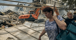 Ukraina. Odesa. Cilvēki pamet rajonu, kas cietis no Krievijas raķešu uzbrukuma. 