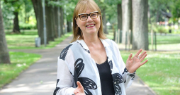 Sandra Krastiņa: "Kad es gleznoju, tas no manis prasa tik lielu koncentrēšanos, ka es pat radio izslēdzu. Man jādzird, ko man saka mans audekls." Sandra Krastiņa: "Kad es gleznoju, tas no manis prasa tik lielu koncentrēšanos, ka es pat radio izslēdzu. Man jādzird, ko man saka mans audekls."