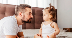 Tēvs un meita. Ilustratīvs attēls. Tēvs un meita. Ilustratīvs attēls.