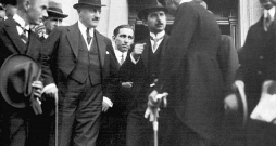 Turcijas delegācija pēc līguma parakstīšanas.