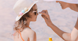 Vislabāk iegādāties dermatoloģiski testētus krēmus no aptieku klāsta. Turklāt, pērkot krēmu, jāvadās arī pēc ādas stāvokļa, cilvēka vecuma.