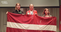 Rīgas Valsts 1. ģimnāzijas skolniece Ramona Poreitere (vidū) Eiropas meiteņu informātikas olimpiādē ieguva sudraba medaļu.