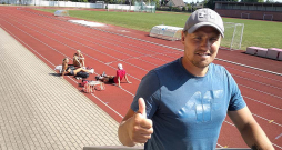 Raivis Maķevics – Latvijas jauno daudzcīņnieku paaudzes labākais treneris, fonā viņa audzēkņi Andris Skadiņš un māsas Gerda un Arta Dreimanes. Ar šādiem motivētiem sportistiem strādāt esot patiess gandarījums. Raivis Maķevics – Latvijas jauno daudzcīņnieku paaudzes labākais treneris, fonā viņa audzēkņi Andris Skadiņš un māsas Gerda un Arta Dreimanes. Ar šādiem motivētiem sportistiem strādāt esot patiess gandarījums.