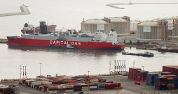 Zem Maltas karoga kuģojošais un Grieķijas kuģniecībai "Capital Gas" piederošais sašķidrinātās dabasgāzes kuģis "Adamastos" pie termināļa Barselonas ostā. Liela daļa Krievijas LNG Eiropā nonāk caur Spānijas ostām.