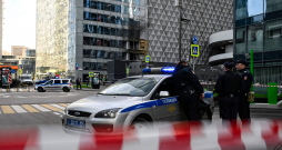 Maskavā dronu uzbrukumā nodarīti postījumi "Moscow City" ēkām.
