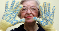 Stefanija Kvoleka (1923–2014) un cimdi ar kevlara pārklājumu.