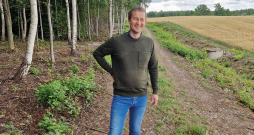 "Daļa īpašnieku par stigu veidošanu atceras vien tad, kad plānots saņemt atbalstu. Taču ļoti daudzi īpašnieki paši rūpējas par meža infrastruktūru, arī robežstigām. Labs piemērs ir uzņēmumi, kas pārstāv zviedru pensiju fondus. Šie uzņēmumi pēc meža nociršanas sagatavo augsni un arī atjauno mežu," teic mežsaimnieks Edgars Jankovskis. "Daļa īpašnieku par stigu veidošanu atceras vien tad, kad plānots saņemt atbalstu. Taču ļoti daudzi īpašnieki paši rūpējas par meža infrastruktūru, arī robežstigām. Labs piemērs ir uzņēmumi, kas pārstāv zviedru pensiju fondus. Šie uzņēmumi pēc meža nociršanas sagatavo augsni un arī atjauno mežu," teic mežsaimnieks Edgars Jankovskis.