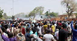 Huntu atbalstošie protestētāji svētdien aizdedzināja Francijas vēstniecības durvis Nigēras galvaspilsētā Niamejā. Tas notika pēc tam, kad bijusī metropole Francija nolēma pārtraukt finansiālās palīdzības sniegšanu Nigērai.