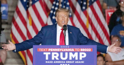 Bijušais ASV prezidents Donalds Tramps noliedzis savu vainu viņam izvirzītajā apsūdzībā par mēģinājumiem palikt pie varas pēc zaudējuma vēlēšanās. Problēmas ar likumu Trampa pozīcijas Republikāņu partijā nav vājinājušas, un viņš ir populārākais republikāņu kandidāts pirms 2024. gada prezidenta vēlēšanām.