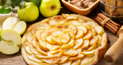 Plātsmaize ar kompota āboliem.