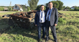 Salaspils novada domes priekšsēdētājs Raivis Anspaks (no kreisās) un Bobrovicas mērs Genādijs Ivaņuks.