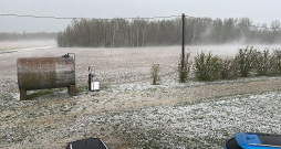 Vējš dzenā sniega putru pār zemnieku laukiem. Ilustratīvs attēls. 