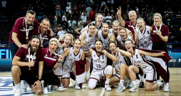 U-20 basketbolistes pasniegušas lielisku dāvanu Latvijas basketbola simtgadē.