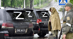 Okupācijas spēku automašīnas Mariupoles ielās.