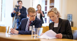 Sabiedrisko pakalpojumu regulēšanas komisijas priekšsēdētāja Alda Ozola un SPRK Enerģētikas departamenta direktors Jānis Negribs pirms tikšanās ar Ministru prezidentu. Sabiedrisko pakalpojumu regulēšanas komisijas priekšsēdētāja Alda Ozola un SPRK Enerģētikas departamenta direktors Jānis Negribs pirms tikšanās ar Ministru prezidentu.