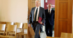Ministru prezidents Krišjānis Kariņš (no kreisās) un klimata un enerģētikas ministrs Raimonds Čudars.