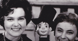 Gerda, tobrīd Riekstiņa, Augusts Kvēps un viņa balss Velta Skurstene raidījumā – loterijā "Laimīgie skaitļi" 20. gadsimta 60. gadu sākumā