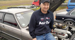 Aldis Vārpsalietis pats rūpīgi uzfrišina savu retro auto statusa "Audi".