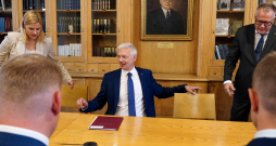 Partijas "Jaunā vienotība" pārstāvji - labklājības ministre Evika Siliņa, Ministru prezidents Krišjānis Kariņš un finanšu ministrs Arvils Ašeradens tikšanās laikā ar Nacionālās apvienības “Visu Latvijai!” – “Tēvzemei un Brīvībai/LNNK” un "Apvienotais saraksts" pārstāvjiem.
