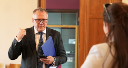 Partijas "Jaunā vienotība" pārstāvis, finanšu ministrs Arvils Ašeradens (centrā) pirms tikšanās ar partijas "Progresīvie" pārstāvjiem, kurā pārrunās jaunas koalīcijas un valdības veidošanu.