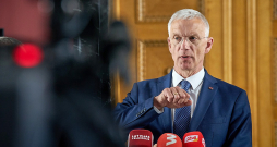 "Es šobrīd negrasos demisionēt, negrasos mest plinti krūmos, kā varbūt viens otrs to sagaida. Es strādāšu, lai izveidotu nākamo valdību un, kad nākamās valdības modelis būs skaidrs, lai pārmaiņa būtu ātra un maz jūtama," piektdien preses konferencē teica premjers Krišjānis Kariņš. Pēc tam gan daudzi norādīja, ka Kariņš nevar veidot jaunu valdību, kamēr Valsts prezidents nav aicinājis viņu to darīt, turklāt, lai veidotu jaunu valdību, pašreizējai vispirms būtu jāatkāpjas.