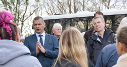 Dobeles novada domes priekšsēdētājs Ivars Gorskis (no kreisās) pagājšpirmdien pavadīja Valsts prezidentu Edgaru Rinkēviču, kurš devās uzklausīt vētrā cietušos iedzīvotājus.