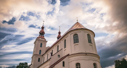 Skaistkalnes baznīca nu rotājas ar jauniem torņiem.