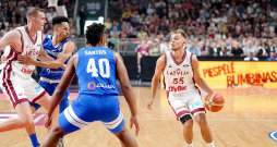 Artūrs Žagars (ar bumbu) un Anžejs Pasečņiks cīņā ar Dominikānas basketbolistiem.