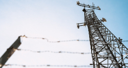 "Tele2" īstenotā bāzes staciju pieslēgšana optiskajam tīklam lielākajās Latvijas pilsētās ļaus palielināt mobilā tīkla jaudu apmēram desmit reizes.