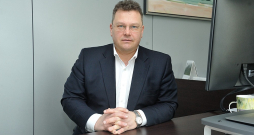 Finansists Ģirts Rungainis: ""Team Latvia" performē sliktāk nekā "Team Lithuania" un "Team Estonia" – būtībā gan Latvijas uzņēmēji, gan Latvijas darbaspēks ir mazāk konkurētspējīgi nekā kaimiņvalstīs. Mēs, protams, varam ik pa brīdim izsvilpt un nomainīt komandas kapteini, bet fundamentālo problēmu tas atrisināt nespēj."