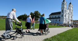 Svētceļnieki piedalās Vissvētākās Jaunavas Marijas Debesīs uzņemšanas svētkos Aglonā.