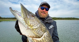 Spinerbaits, izvadīšana, pareizais leņķis, un 90 cm līdaka pārtop par krokodilu.