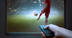 Televīzijas un interneta straumēšanas platformas īpaši interesē iegūt tiesības pārraidīt pasaules čempionātu futbolā, un spēļu rīkotājiem tas sagādā labu naudu.