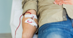 Donora asinis katrā ziedošanas reizē tiek pārbaudītas uz C un B hepatīta izraisītājiem.