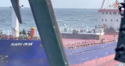 Krievijas karaflotes kuģis svētdien raidīja brīdinājuma šāvienus kuģa "Sukru Okan", kas brauc zem Palau karoga, virzienā.