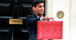 Riši Sunaks ar Apvienotās Karalistes budžeta portfeli pirms došanās uz parlamentu.