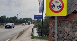 Drošības dēļ tiltu drīkst šķērsot tikai vienā virzienā. Satiksmi regulē luksofori, starp auto jāievēro 30 metru distance.