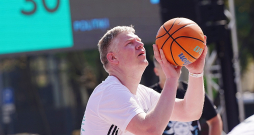 Rīgas domes priekšsēdētājs Vilnis Ķirsis diennakts basketbola turnīrā "Krastu mačs" Rīgas svētkos. Rīgas domes priekšsēdētājs Vilnis Ķirsis diennakts basketbola turnīrā "Krastu mačs" Rīgas svētkos.