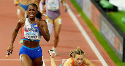 Nīderlandes skrējēja Femke Bola 4x400 metru jauktās stafetes finišā piedzīvoja kritienu, bet konkurente Aleksa Holmsa ar jaunu pasaules rekordu izcīnīja ASV kvartetam pasaules čempionu titulu.